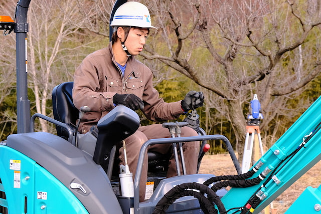 Tさんが重機をうごかしている写真